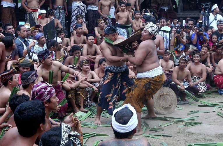 Традиционные поединки на Бали во время празднеств