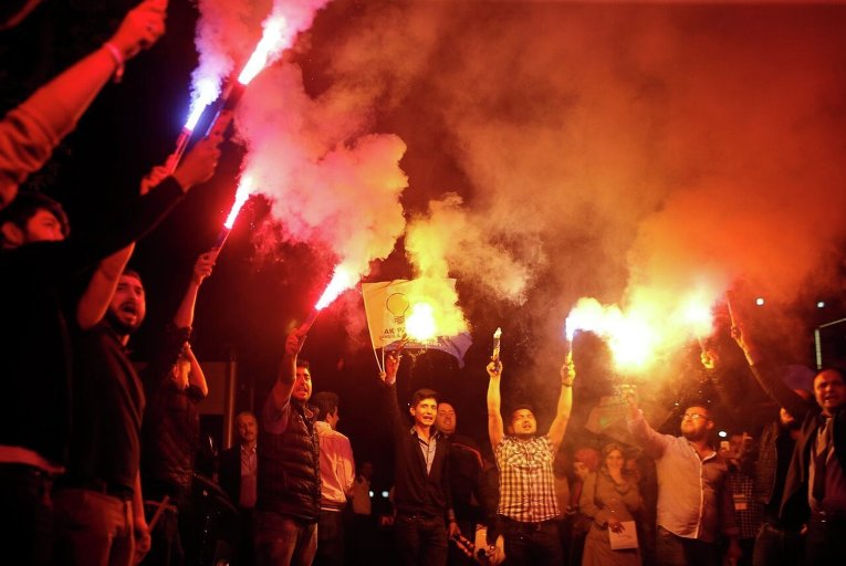 Сторонники правящей Партии справедливости и развития Турции празднуют завершение голосования на парламентских выборах в Стамбуле.