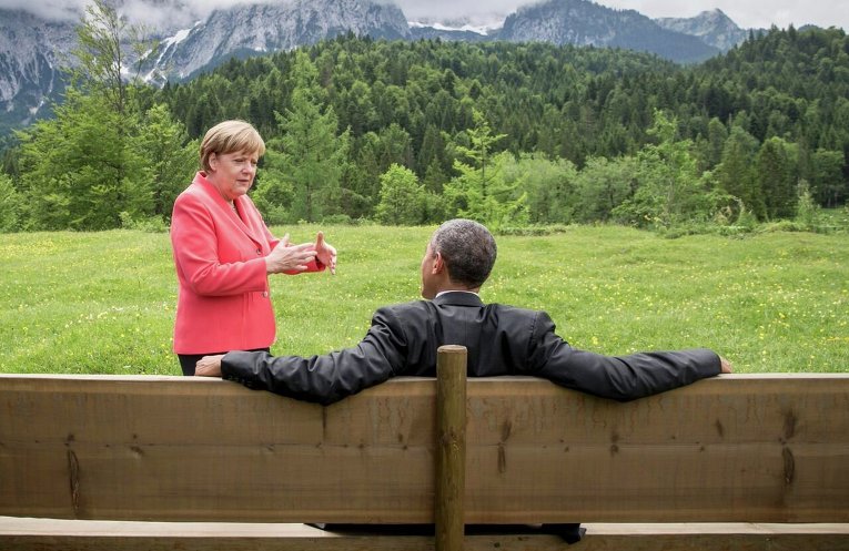 Канцлер Германии Ангела Меркель разговаривает с президентом США Бараком Обамой во время саммита G7 в Германии