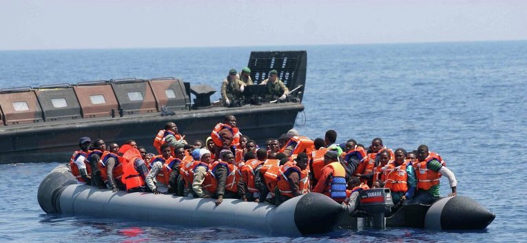Британские ВМС спасают мигрантов в Средиземном море