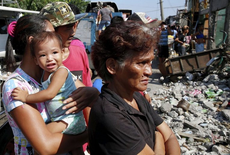 Жители Манилы смотрят как разрушают их дома для расширения дороги в столице Индонезии