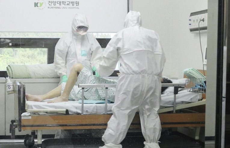 В Южной Корее врачи осматривают пациента, больного опасной формой гриппа