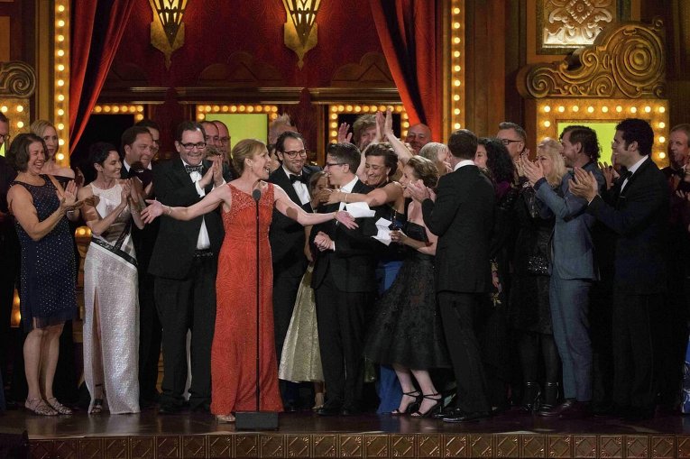 Актерский состав мюзикла Веселый дом празднует победу в номинации лучший мюзикл на Tony Awards в Нью-Йорке