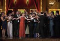 Актерский состав мюзикла Веселый дом празднует победу в номинации лучший мюзикл на Tony Awards в Нью-Йорке