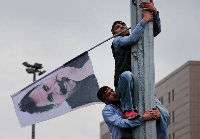 Сторонник курдской Народно демократической партии с изображением Абдуллы Оджалана на митинге в Стамбуле