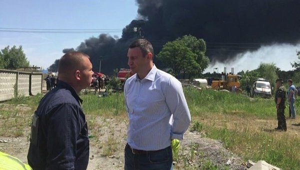 Виталий Кличко на месте пожара нефтебазы в Василькове