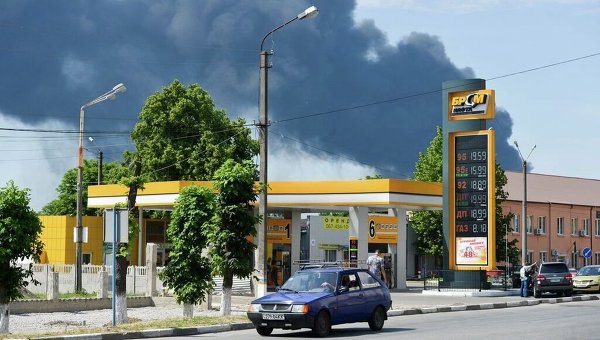 Дым от пожара на нефтебазе под Киевом