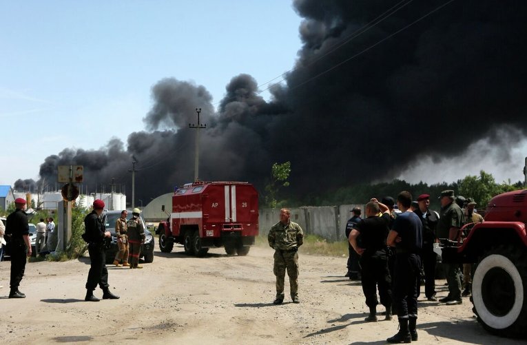 Полторак контролирует эвакуацию боеприпасов из в/ч возле горящей нефтебазы