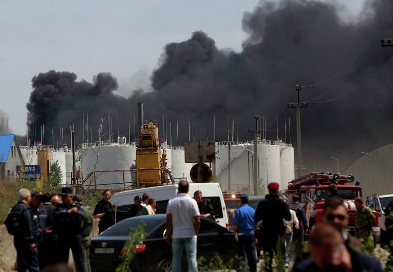 Полторак контролирует эвакуацию боеприпасов из в/ч возле горящей нефтебазы