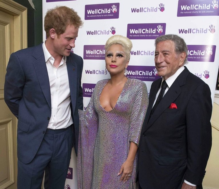 Британский принц Гарри фотографируется рядом с Lady Gaga и Тони Беннеттом во время благотворительного концерта в Royal Albert Hall в Лондоне.