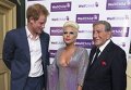 Британский принц Гарри фотографируется рядом с Lady Gaga и Тони Беннеттом во время благотворительного концерта в Royal Albert Hall в Лондоне.