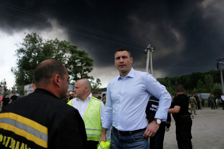 Мэр Киева Виталий Кличко на месте пожара на нефтебазе в Василькове.