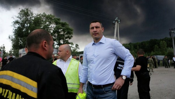 Мэр Киева Виталий Кличко на месте пожара на нефтебазе в Василькове.