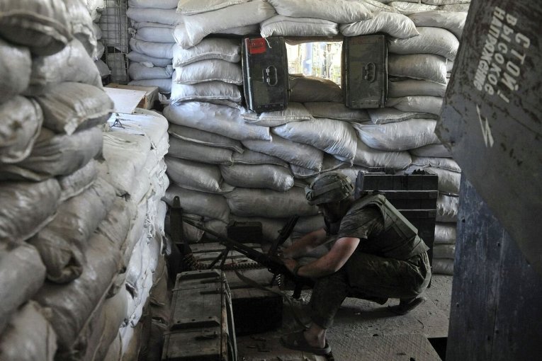 Боец Правого сектора чистит пулемет в шахте Бутовка недалеко от Донецка.