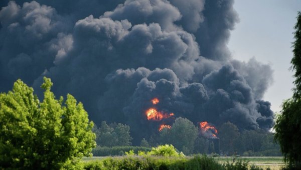 Пожар на нефтебазе под Киевом. Архивное фото