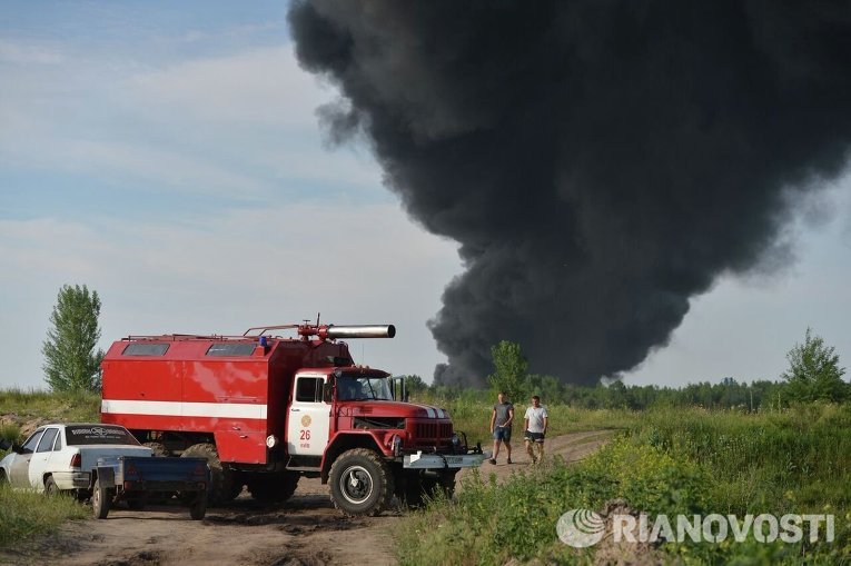 Сотрудники ГСЧС локализовали эпицентр огня на нефтебазе под Киевом