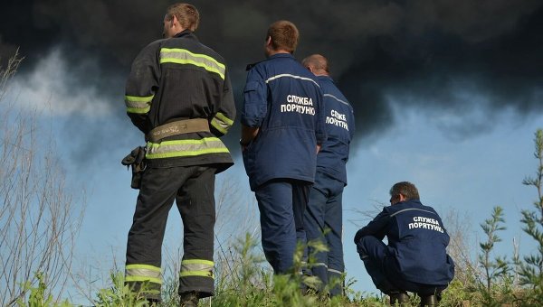 Сотрудники ГСЧС на нефтебазе под Киевом