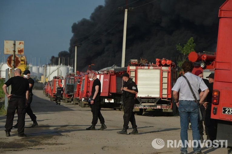 Сотрудники ГСЧС локализовали эпицентр огня на нефтебазе под Киевом