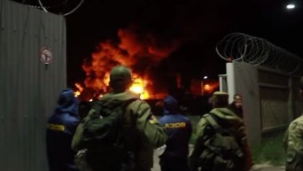 Бойцы Азова на горящей под Киевом нефтебазе. Видео