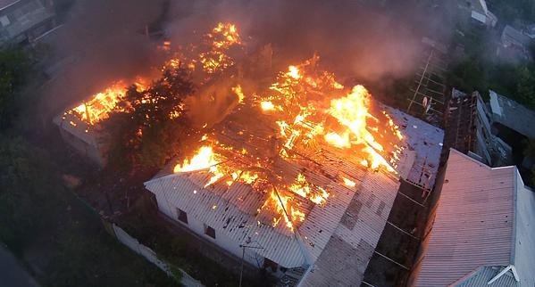 Пожары в Донецке после обстрелов