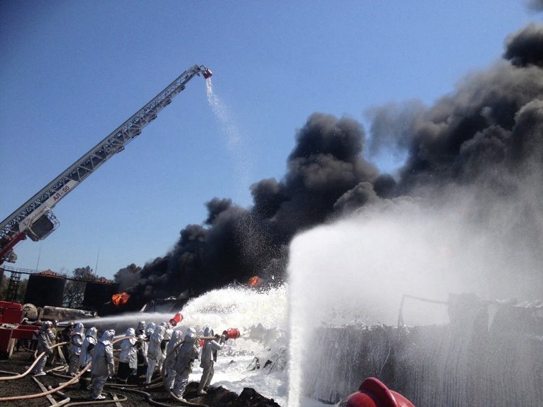 Пенная атака для ликвидации пожара на нефтебазе под Киевом