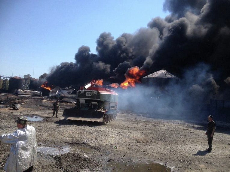 Пенная атака для ликвидации пожара на нефтебазе под Киевом