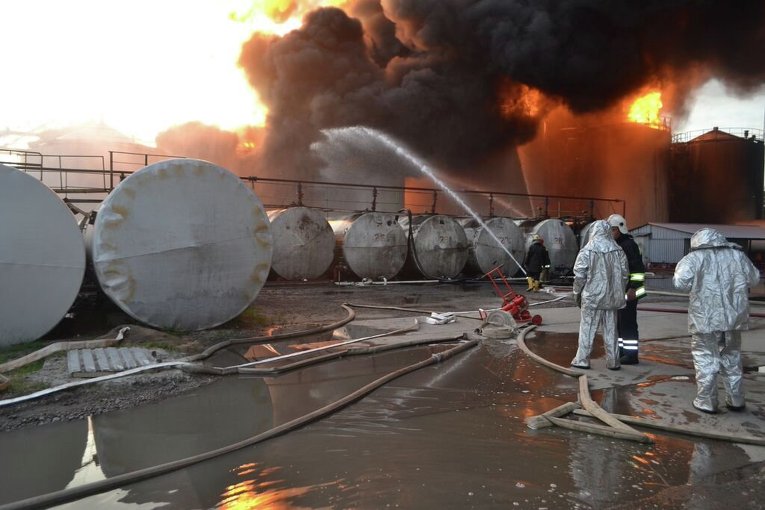 Пенная атака по ликвидации пожара на нефтебазе под Киевом