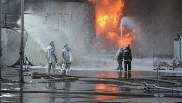 Пенная атака по ликвидации пожара на нефтебазе под Киевом
