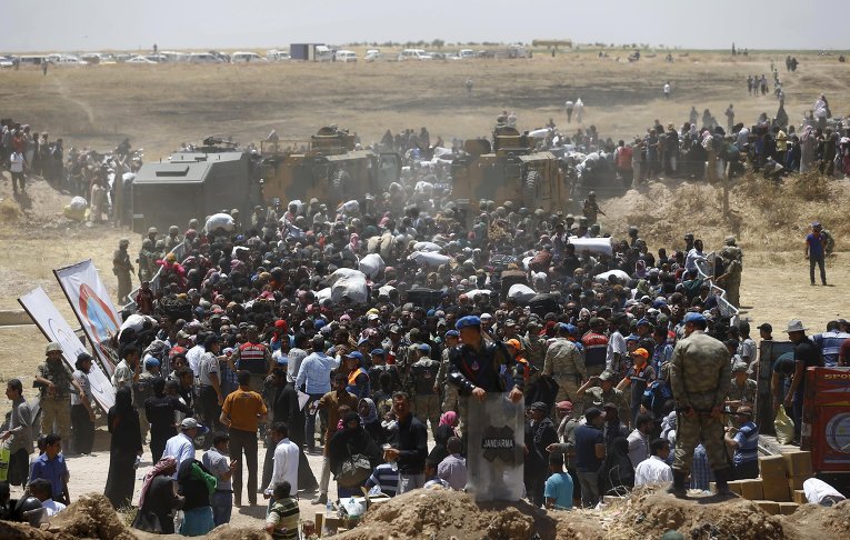 Сирийские беженцы готовятся пересечь турецкую границу