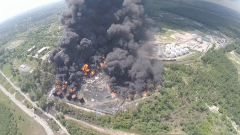 Вид сверху на пожар на нефтебазе в Киевской области