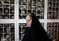 Женщина выходит из мавзолея с останками жертв резни после памятной церемонии в деревне Дистомо, в 160 км к северо-западу от Афин, Греция