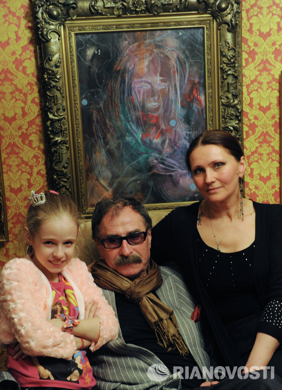 Игорь Костин с супругой Аллой и дочерью Дашей в своей квартире в Киеве