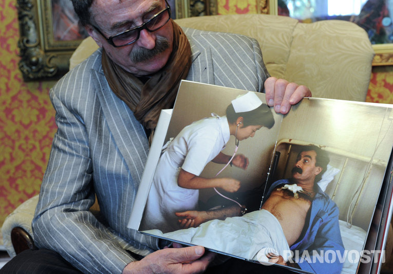 Игорь Костин демонстрирует фотографию, сделанную во время его лечения в Японии от лучевой болезни, полученной во время работы в Чернобыле