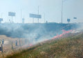 Возгорание травы на Московском мосту в Киеве