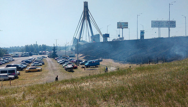 Возгорание травы возле Московского моста в Киеве