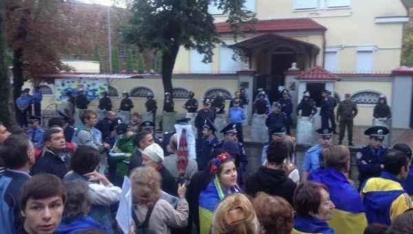 Активисты забросали яйцами и зеленкой здание консульства РФ в Харькове