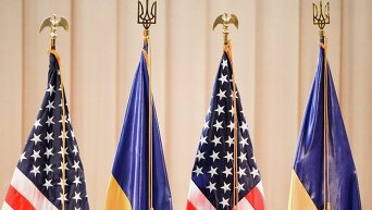 Флаги США и Украины. Архивное фото