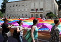 Лесбиянки, геи, бисексуалы и трансгендеры проводят марш перед главным зданием правительства в центре города Тирана