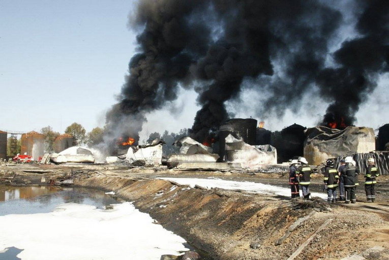 Тушение пожара на нефтебазе под Киевом