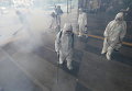 Работники в Сеуле обрабатывают антисептическим раствором улицу из-за распространения коронавируса