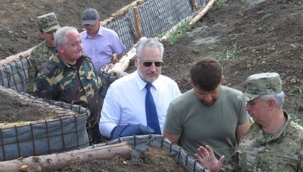 Павел Жебривский вместе с президентом Украины Петром Порошенко осмотрел строительство фортификационных сооружений в Донецкой области