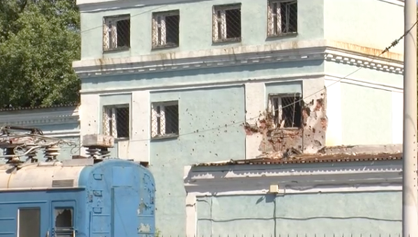 Последствия обстрела железнодорожного вокзала Донецка