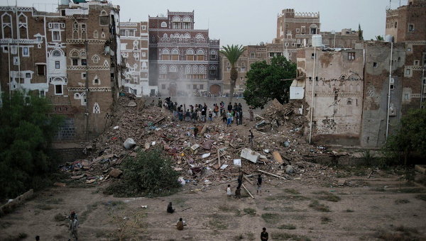 Последствия авиаудара в городе Сана, Йемен