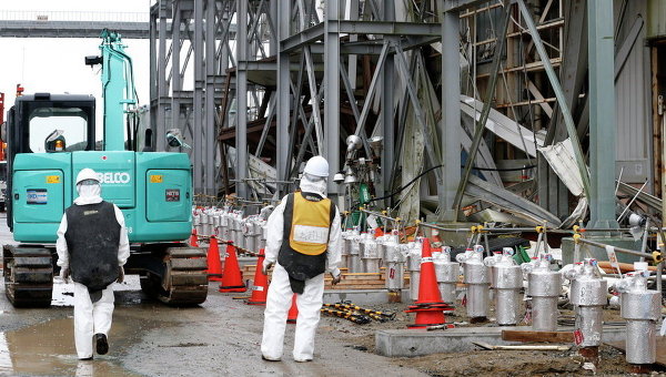 Рабочие на АЭС в префектура Фукусима, Япония