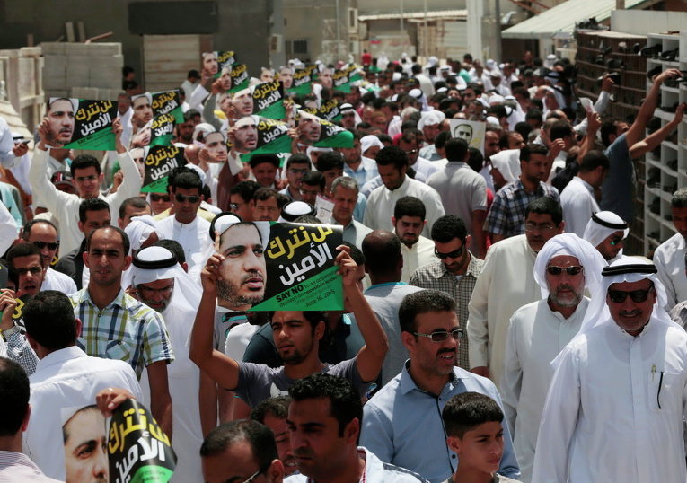 Бахрейнские шииты на марше в поддержку лидера оппозиции Шейха Али Салмана