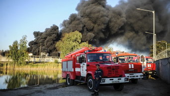 Пожарные машины возле Василькова, где горит нефтебаза