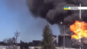 Столб черного дыма над нефтебазой под Киевом