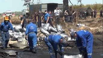 Работы по ликвидации последствий пожара на нефтебазе в Василькове