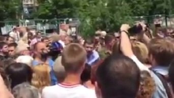 Глава ДНР Захарченко общается с митингующими в Донецке