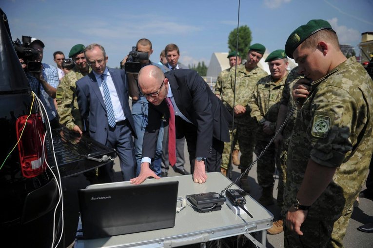 Арсений Яценюк осматривает технику, переданную ЕС для украинских пограничников